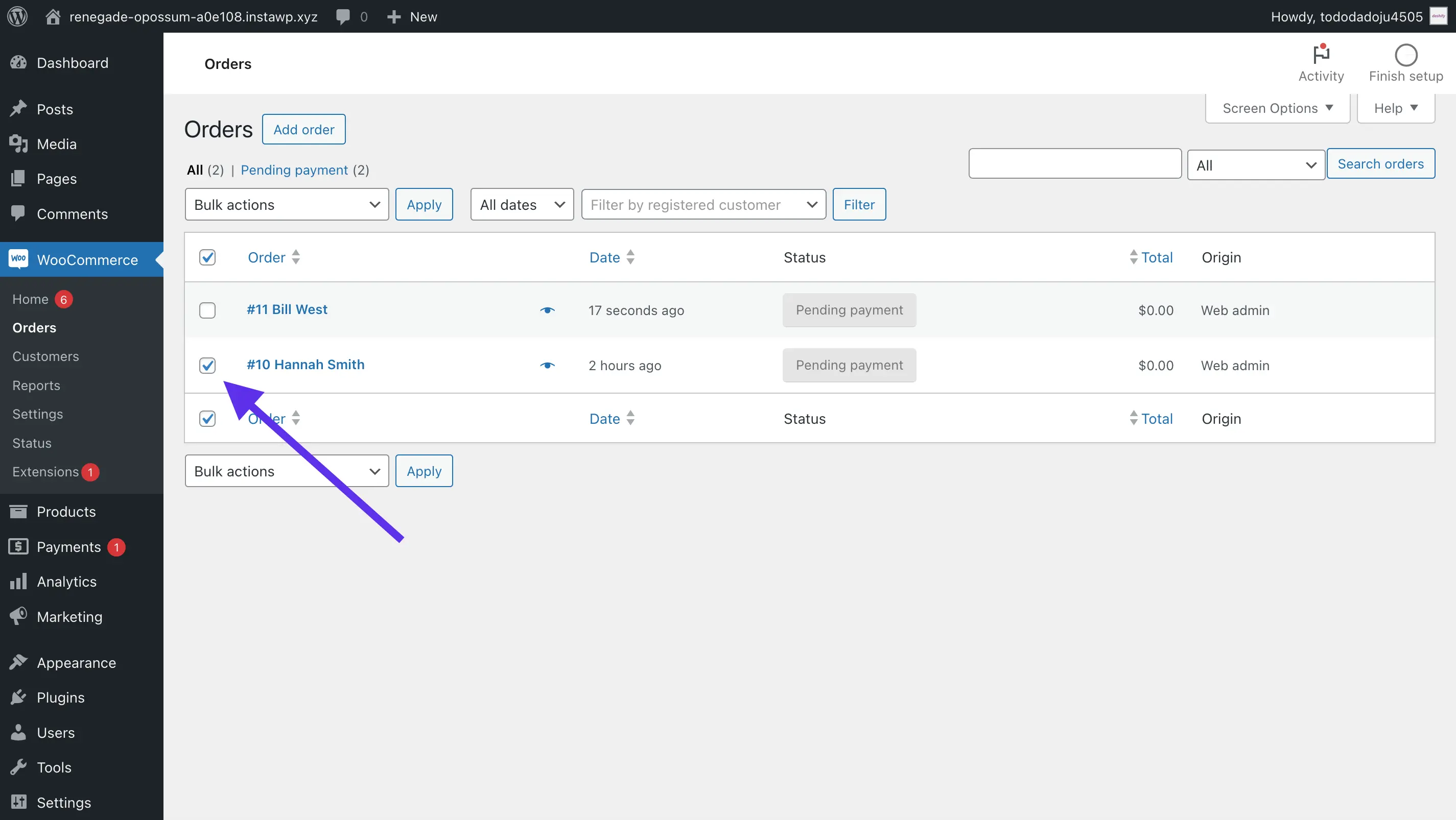 Screenshot of the WooCommerce order list with an arrow pointing to the checkbox for a single order.